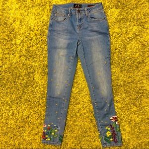 BLUE WASH FLOWER EMBROIDERED ANKLE SKINNY JEANS